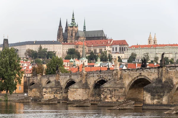 Карлів міст охоплює річку під оком Празького Граду — стокове фото