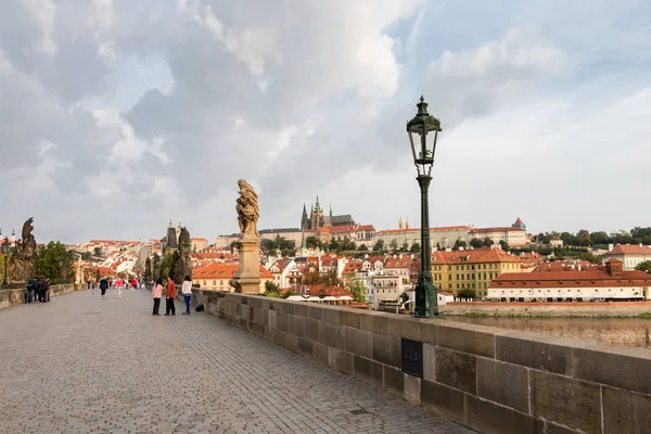 Una vista de cuento de hadas desde el Puente de Carlos de los edificios históricos en Praga, República Checa — Foto de Stock