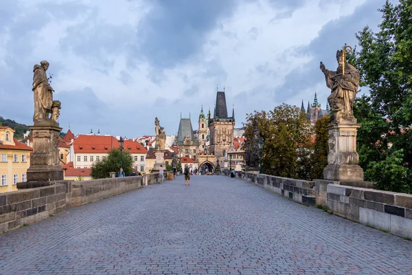 Una vista de cuento de hadas desde el Puente de Carlos del centro histórico de Praga, República Checa — Foto de Stock