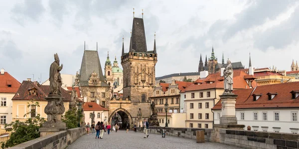 Puente de Carlos, Torres del Puente de la Ciudad Menor y Castillo de Praga, República Checa , — Foto de Stock