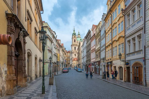 Foto de la madrugada de la calle checa en el centro de Praga con turistas — Foto de Stock