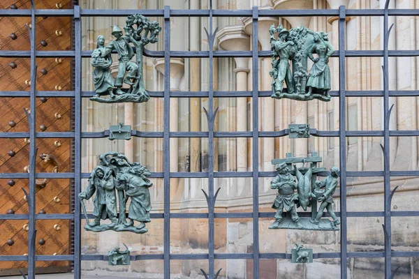 Una valla decorativa de metal con gente en el Castillo de Praga, República Checa —  Fotos de Stock