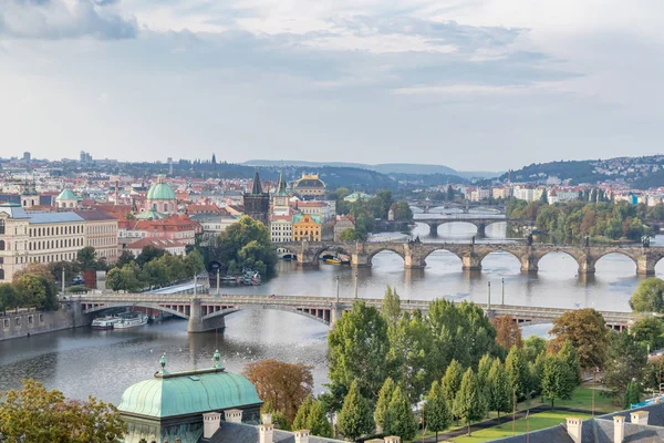 Uma vista de uma colina. As seis pontes sobre o rio Vltava em Praga, República Checa — Fotografia de Stock