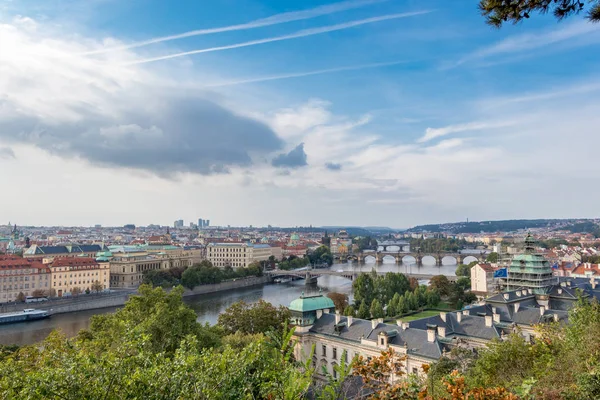 Vista panorâmica das pontes sobre o rio Vltava e do centro histórico de Praga com inacreditáveis nuvens de céu, República Checa — Fotografia de Stock