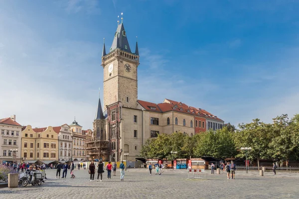 Praga, República Checa - 25 de agosto de 2018: Old Town Hall Tower es casi 70 metros de altura enorme torre prismática — Foto de Stock