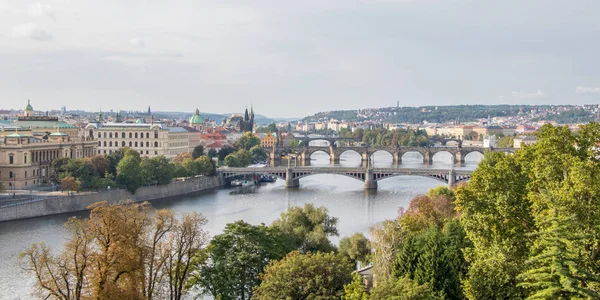 Imagem panorâmica da arquitectura do cais da Cidade Velha e da Ponte Charles sobre o rio Vltava em Praga, República Checa — Fotografia de Stock