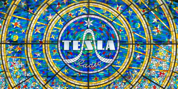 PRAGUE, REPÚBLICA CHECA - AGOSTO 25, 2018: mosaico de vidro manchado anunciando a Rádio Tesla na cidade de Praga — Fotografia de Stock