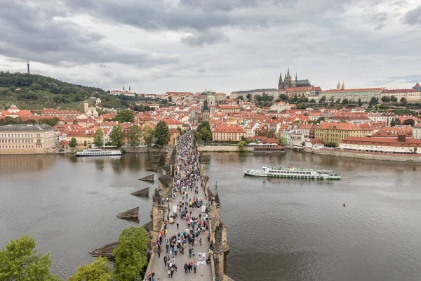 捷克共和国布拉格圣维图斯大教堂、查尔斯桥和Vltava河 — 图库照片