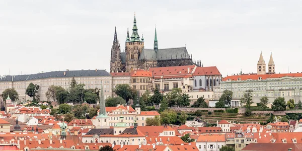布拉格城堡是世界上最大的城堡建筑群，占地7公顷，捷克共和国 — 图库照片