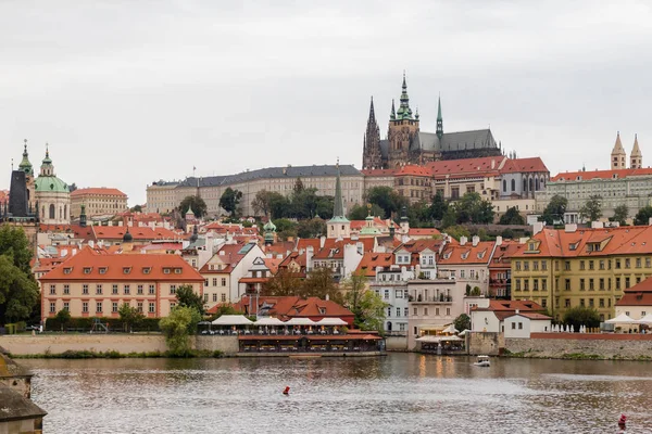 Il più grande complesso di castelli coerente del mondo - Castello di Praga — Foto Stock