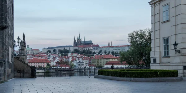 Foto de la madrugada del Castillo de Praga y el río Moldava, República Checa — Foto de Stock