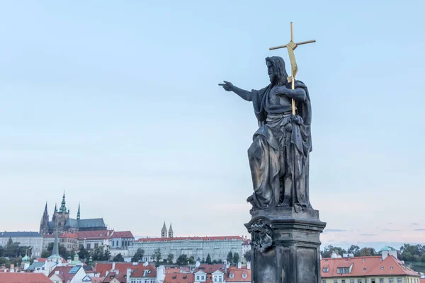 Jeden z 30 barokowych rzeźb na Moście Karola, Praga, Czechy — Zdjęcie stockowe