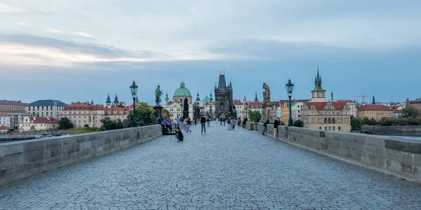 Panorama imagem da Torre da Ponte da Cidade Velha e da Ponte Charles com lotes e lotes de turistas — Fotografia de Stock