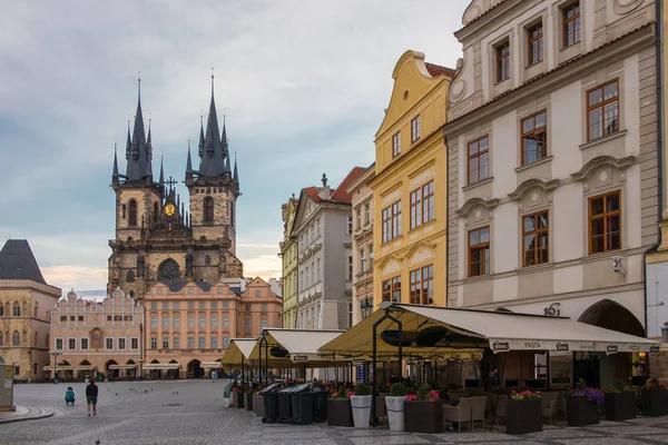 La Chiesa della Madre di Dio davanti a Tyn nella Piazza della Città Vecchia a Praga, Repubblica Ceca — Foto Stock