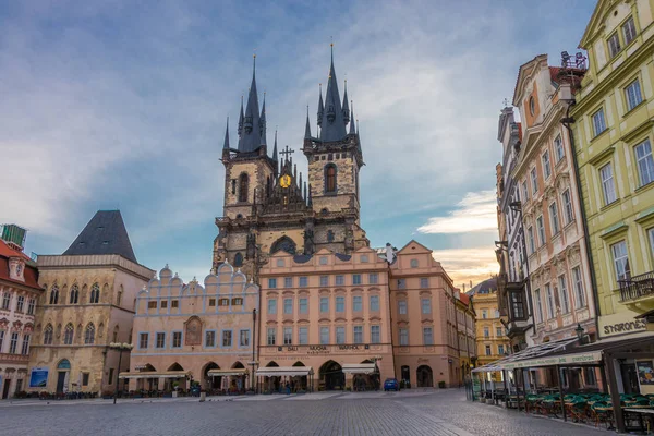 Mañana de verano en la Plaza de la Ciudad Vieja con la iglesia catedral de Tyn en Praga, República Checa — Foto de Stock