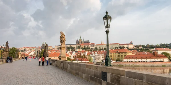 Imagen panorámica del puente de Carlos y el Castillo de Praga, República Checa — Foto de Stock