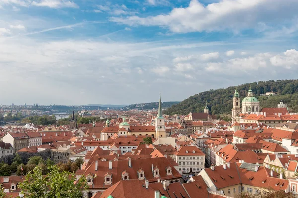 Vista sobre los tejados de tejas rojas del casco antiguo de Praga una atracción turística popular en la República Checa — Foto de Stock