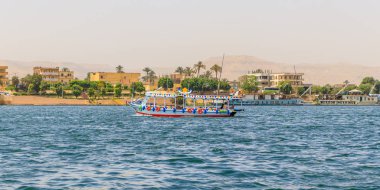 Luxor, Mısır'da Nil'de seyir turist nehir teknesi
