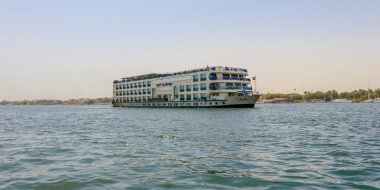 Nil Nehri üzerinde yüzen otel. Yukarı Mısır'da Luxor ve Aswan arasında turistik tekne yolculukları