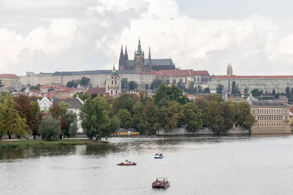 Päivänäkymä Prahan linnaan, Vltava joelle ja turisteille veneissä, Tsekin tasavalta — kuvapankkivalokuva