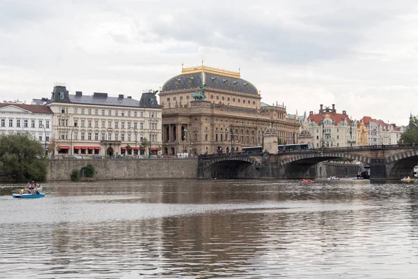 Teatro Nacional em Praga e rio Vltava, República Checa — Fotografia de Stock