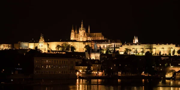 Noche Vista panorámica del castillo de Praga, República Checa — Foto de Stock