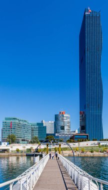 Viyana 'daki Tuna Nehri' nin karşısındaki yaya köprüsü, Avusturya 'nın en yüksek gökdelenidir.