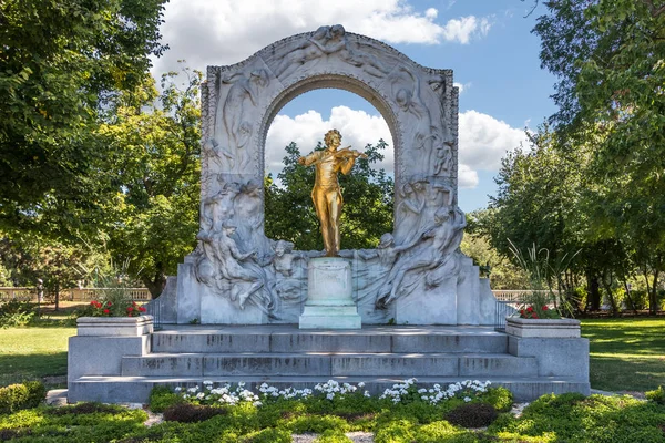 Johann Strauss emlékmű szeptemberben szép felhős égbolttal, Stadtpark, Bécs, Ausztria — Stock Fotó