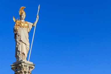 Pallas Athena heykeli mavi arka planda Viyana, Avusturya