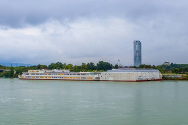 Bertha-von-Suttner-Gymnasium Tuna Nehri üzerinde ve Floridotower uzakta, Viyana, Avusturya