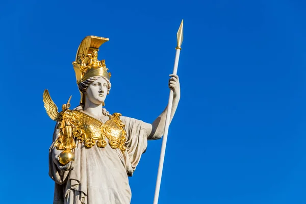 Escultura de Atenea, la diosa griega de la sabiduría, fuera del edificio del Parlamento austriaco en Viena, Austria — Foto de Stock