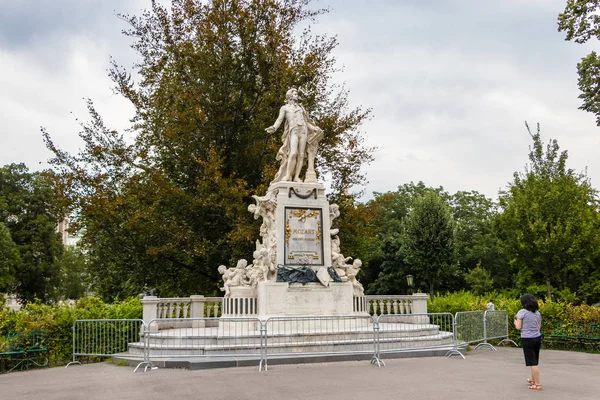 Statyn av den berömde kompositören Wolfgang Amadeus Mozart i Wien, Österrike — Stockfoto