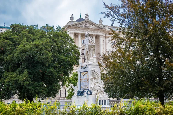 在维也纳，奥地利的莫扎特雕像 — 图库照片