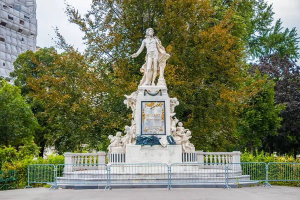 Statyn av kompositören Wolfgang Amadeus Mozart i Wien, Österrike — Stockfoto