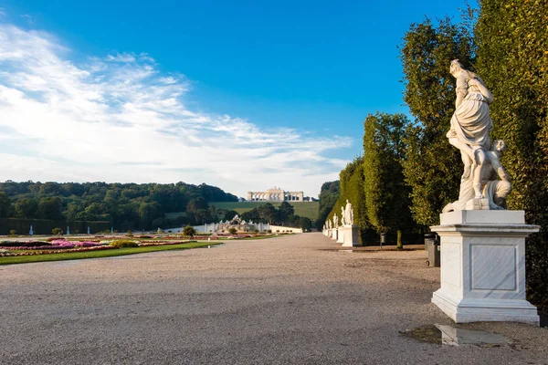 Palacio Schonbrunn con jardín Great Parterre en Viena, Austria —  Fotos de Stock