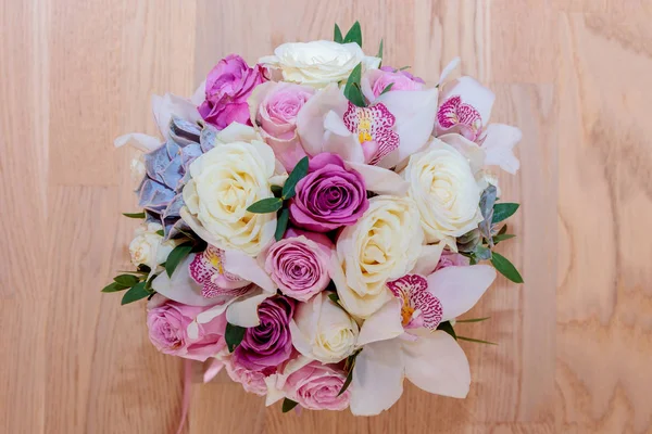 Roses dans un bouquet de fleurs de mariées sur fond en bois, pose plate — Photo