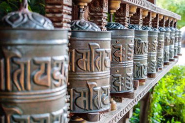 Tibet dua tekerlekleri, silindirik rulo metal ve ahşaptan yapılmış, seçici odak noktası