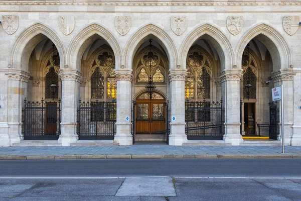 Wiedeń, Austria - 3 września 2019: Gotycki styl architektoniczny flamandzki i brabancki w ratuszu w Wiedniu — Zdjęcie stockowe