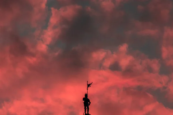 A estátua de um guerreiro em nuvens coloridas — Fotografia de Stock