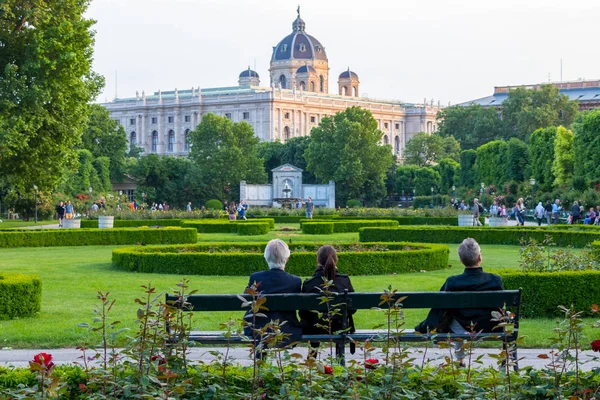 Menschen sitzen auf einer Bank im berühmten Volkspark, Wien, Österreich — Stockfoto