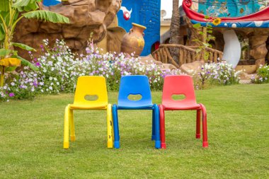 Renkli Sandalyeler: Sarı sandalye, mavi sandalye ve kırmızı sandalye, Hurghada, Mısır
