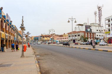 Hurghada, Mısır 'da dükkanların ve turistlerin olduğu ana cadde