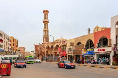 Hurghada, Mısır - 15 Nisan 2019: Popüler turizm kenti Hurghada, Mısır 'daki Müslüman Camii Kulesi