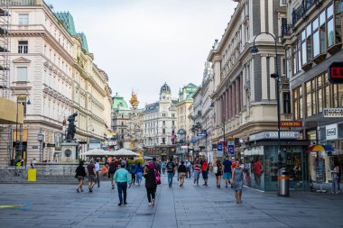 Grabenstrasse - Viyana şehir merkezindeki ana alışveriş caddesi. İnsanlar yaya bölgesinden geçiyorlar. Avusturya