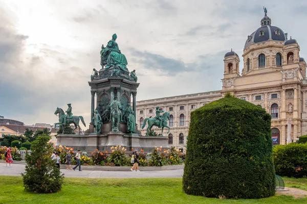 位于奥地利维也纳历史博物馆附近的玛丽亚 · 特雷莎广场的玛丽亚 · 特雷莎纪念碑 — 图库照片