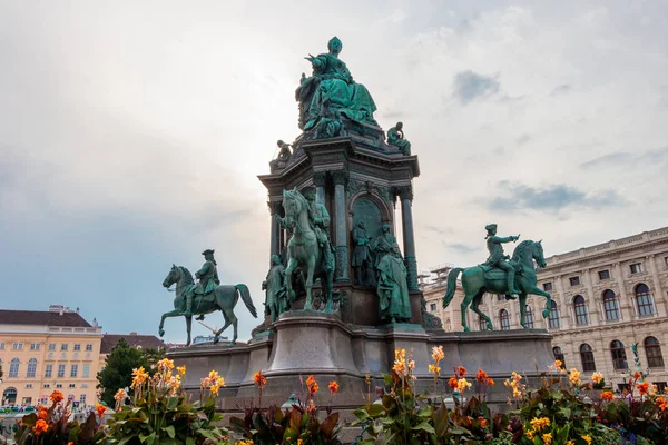 Statyn av kejsarinnan Maria Theresa på Maria Theresa Square i Wien, Österrike — Stockfoto