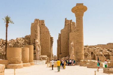 Luxor 'daki Amun Tapınağı Kompleksi, turistlerin bulunduğu ana giriş, Luxor, Mısır