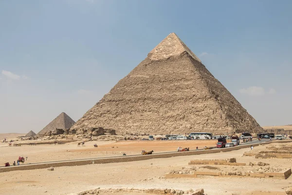 La Pirámide de Khafre y la Pirámide de Menkaure en Giza —  Fotos de Stock