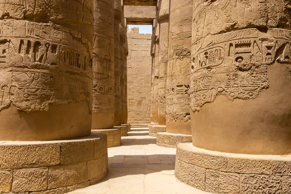 Die hypostyle halle in karnak in ägypten — Stockfoto