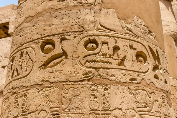 Tekintse meg az oszlop ősi hieroglifák a Karnak templom Luxor, Egyiptom — Stock Fotó